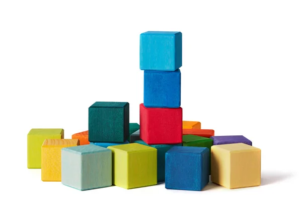 Spielzeugblöcke Pyramide, mehrfarbige Holzsteine stapeln — Stockfoto