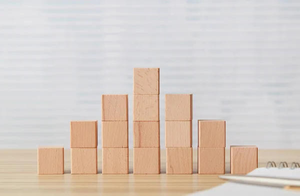 Pyramide van houten blokken — Stockfoto