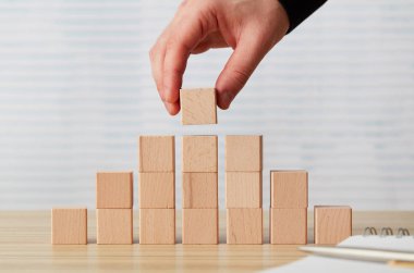 Piramidin son tahta bloğu elle düzenleniyor