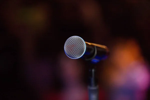 Microfone vocal em um palco à noite — Fotografia de Stock