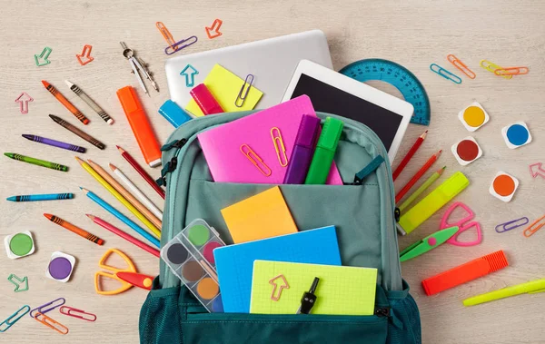 Çok renkli okul malzemeleri ve sırt çantası. — Stok fotoğraf