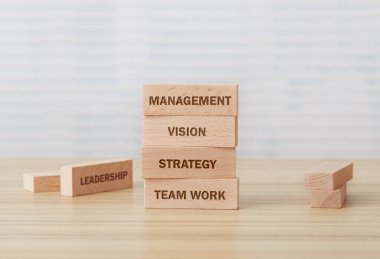 İş stratejisi tahta küp kavramı