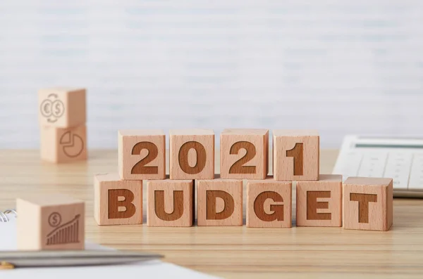 2021 Költségvetés Fából Készült Kockák Irodai Asztalon — Stock Fotó
