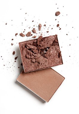 Beyaz arka planda göz gölgesi tozları çeşitliliği