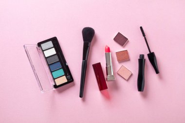 Pembe arka planda makyaj ürünleri