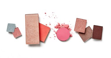 Beyaz arkaplanda makyaj tozları çeşitliliği