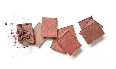 Beyaz arka planda göz gölgesi tozları çeşitliliği