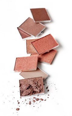 Beyaz arkaplanda yüz pudraları çeşitliliği