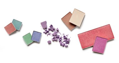 Beyaz arkaplanda makyaj tozları çeşitliliği