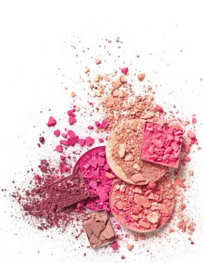 Beyaz arka planda ezilmiş göz farı tozları