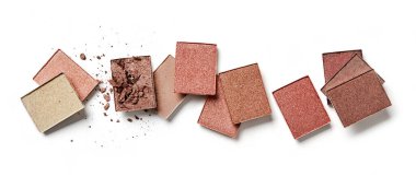 Beyaz arka planda göz gölgesi tozları çeşitliliği