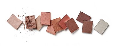 Beyaz arkaplanda yüz pudraları çeşitliliği