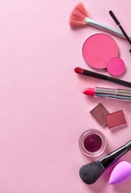 Pembe üzerine profesyonel kozmetik ürünler