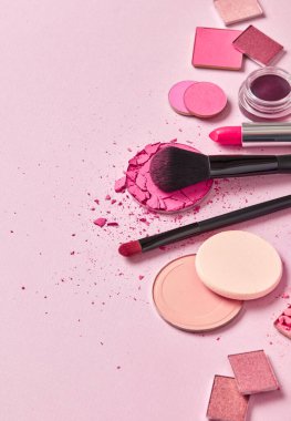 Pembe arka planda makyaj ürünleri