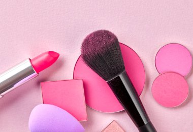 Makyaj fırçası, yüz pudrası ve ruj