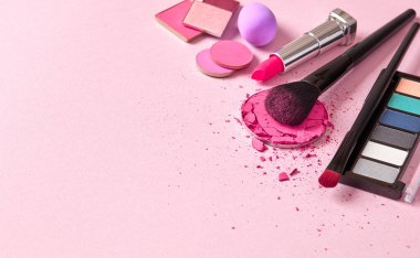 Pembe arka planda makyaj ürünleri