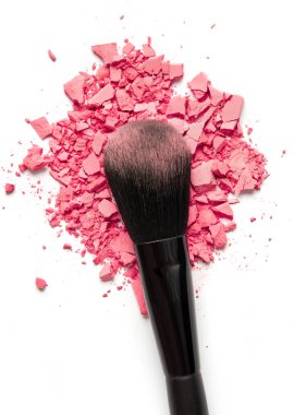 Ezilmiş makyaj gölgesi ve beyaz arka planda makyaj fırçası