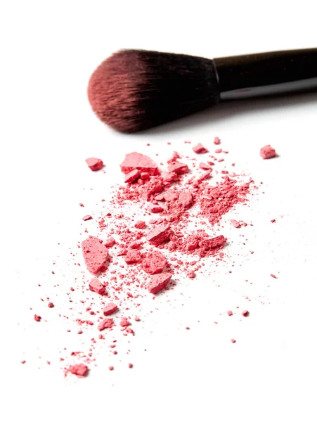 Krossad Rosa Ögonskugga Och Makeup Borste Vit Bakgrund — Stockfoto