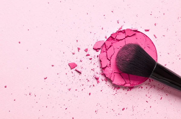 Rosto Esmagado Pincel Maquiagem Fundo Rosa — Fotografia de Stock