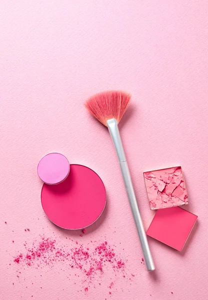 Cosmetici Ragazza Sfondo Rosa — Foto Stock
