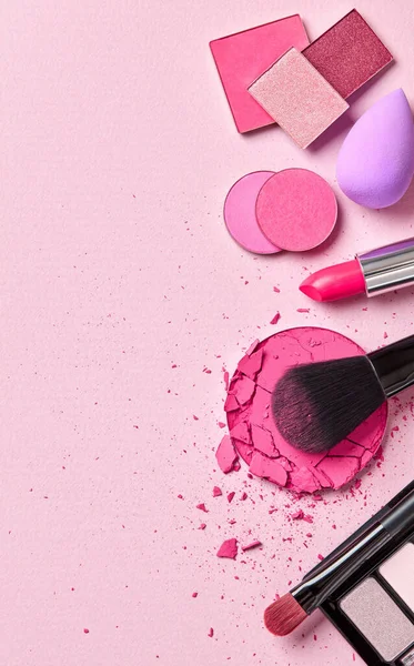 ピンクの背景に化粧品 — ストック写真
