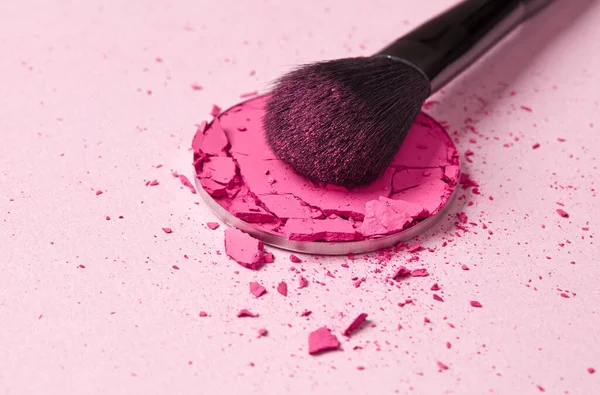 Brosse Maquillage Ombre Paupières Broyée Gros Plan Sur Fond Rose — Photo