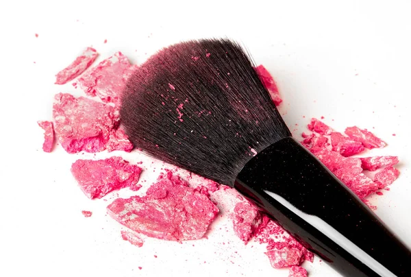 Krossad Rosa Ögonskugga Och Makeup Borste Vit Bakgrund — Stockfoto