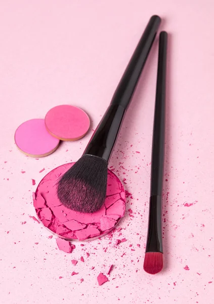 Pinceles Maquillaje Polvo Facial Triturado Cerca Sobre Fondo Rosa — Foto de Stock