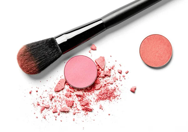 Krossad Rosa Ögonskugga Och Makeup Borste Vit Bakgrund — Stockfoto