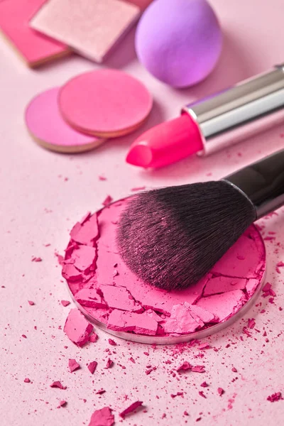 ピンクの背景に化粧品 — ストック写真