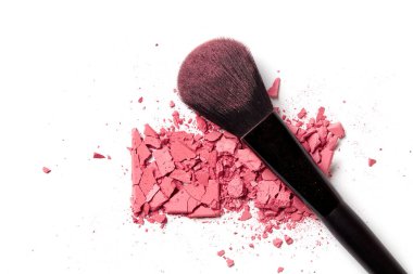 Beyaz arka planda pembe göz farı ve makyaj fırçası