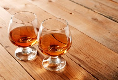 Eski ahşap masada konyak bardakları