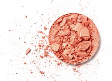 Beyaz arka planda ezilmiş makyaj tozu