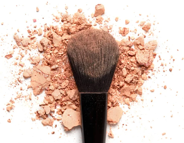 Beyaz arkaplanda göz farı ve makyaj fırçası