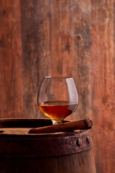 Glas Cognac Houten Vat Sigaar — Stockfoto