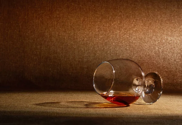 テーブルの上のコニャックのガラス — ストック写真