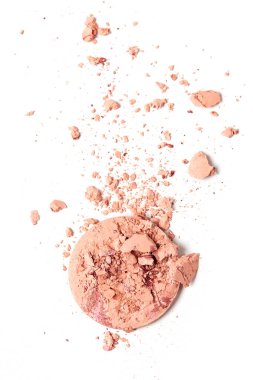 Beyaz arkaplanda bej makyaj tozu