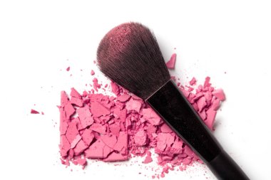 Beyaz arka planda pembe göz farı ve makyaj fırçası