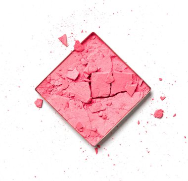 Beyaz arkaplanda pembe makyaj tozları