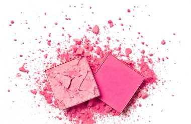 Beyaz arkaplanda pembe yüz pudraları