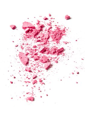 Ezilmiş pembe makyaj malzemesi, beyaz üzerine izole edilmiş.