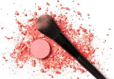 Makyaj fırçası ve yüz pudrası beyaza izole edilmiş.