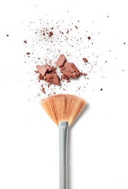 Makyaj fırçası ve ezilmiş pembe göz farı beyaza izole edilmiş.