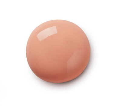 Beyaz üzerine izole edilmiş bej makyaj vakfı