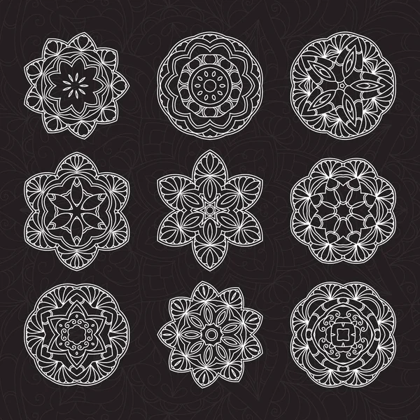 Mandala décoratif dessiné à la main — Image vectorielle