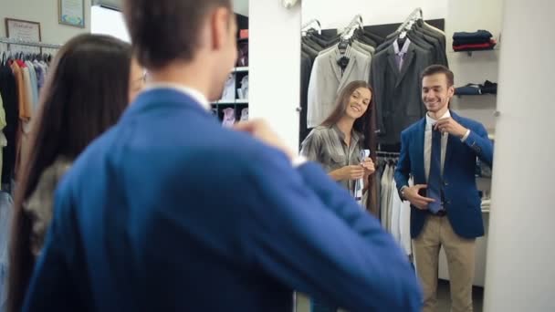 Assistent hilft dem Kunden bei der Wahl der Krawatte — Stockvideo