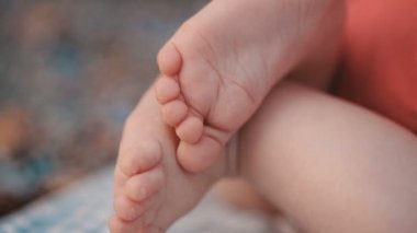 Yeni doğan bebeğin ayakları