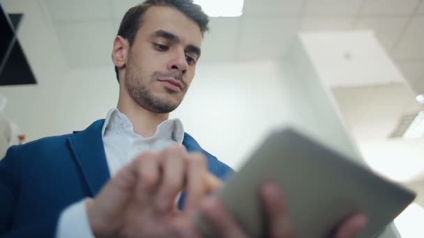 Hombre trabajando en Tablet Computer — Vídeos de Stock