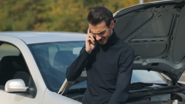 Man with broken down car calling for help — Stock Video