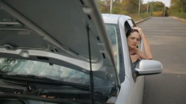 Kırık araba üzgün kadın